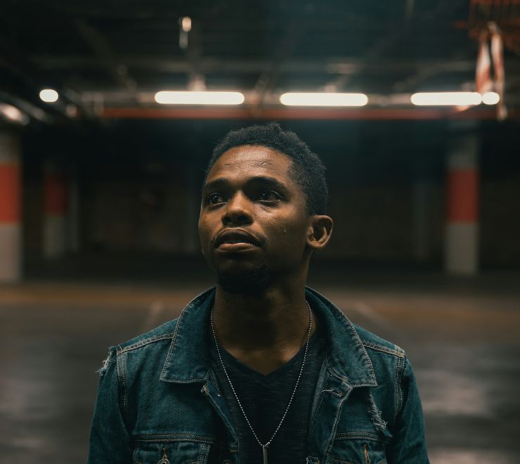 Image d’une jeune personne Noire dans un stationnement sur une page Web de Jeunesse, J’écoute