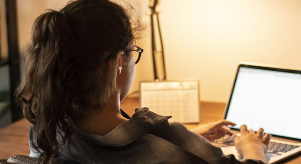 Image d'un jeune sur son ordinateur portable recherchant des ressources pour faire face à des nouvelles bouleversantes