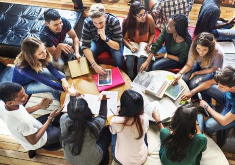 Des jeunes assis·es autour d’une table et échangeant des idées sur la manière dont il·elle·s peuvent contribuer à améliorer les services et les initiatives de Jeunesse, J’écoute en tant que membres du Conseil national de la jeunesse.