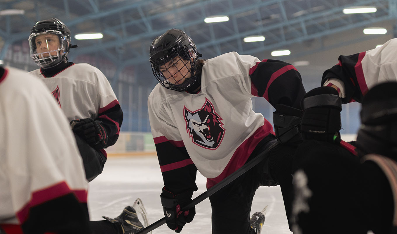 Image d’un·e jeune jouant au hockey, tirée de la vidéo Athlètes pour Libère tes émotions de Jeunesse, J’écoute avec Andre De Grasse.